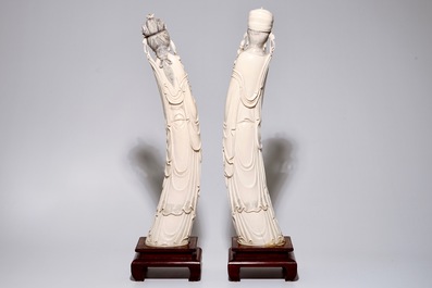 Une paire de grandes figures d'un homme et une femme en ivoire sculpt&eacute;, Chine, 19&egrave;me
